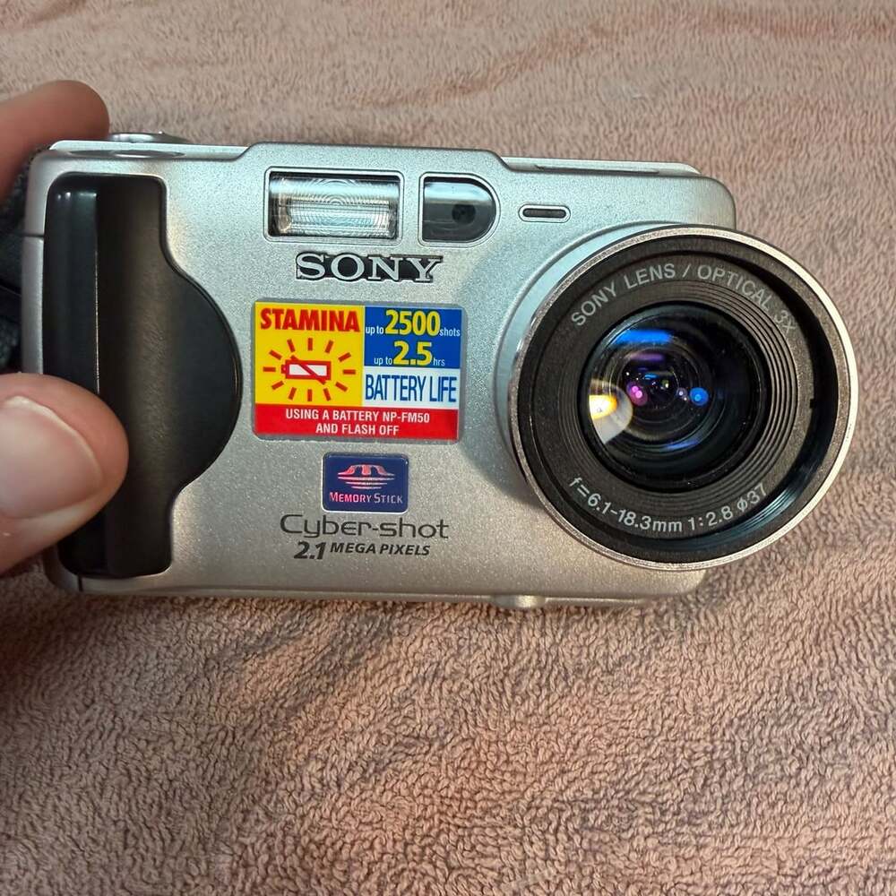 Untested . Sony Cyber-Shot DSC-S50 2.1MP Digital Camera, battery no charger